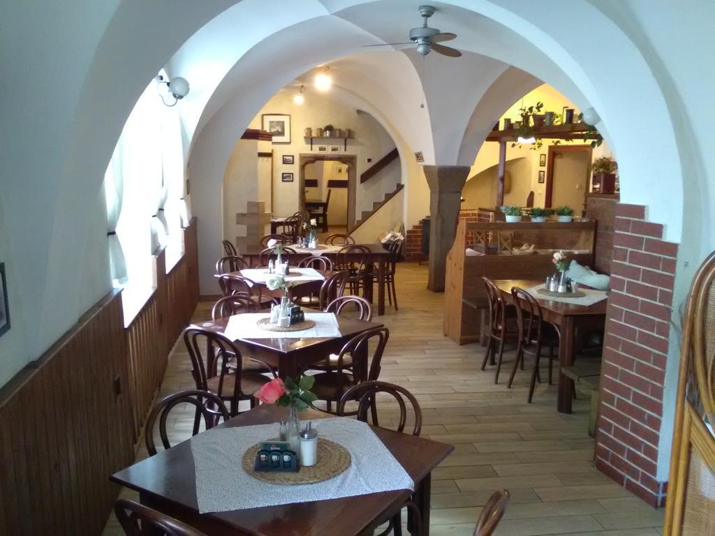 Penzion A Restaurace Modra Ruze Tábor Dış mekan fotoğraf